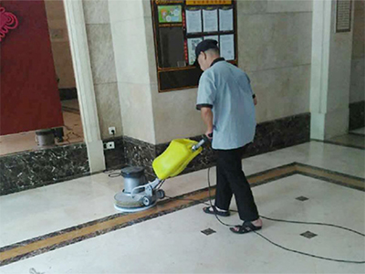 地板打蜡会容易滑到吗？