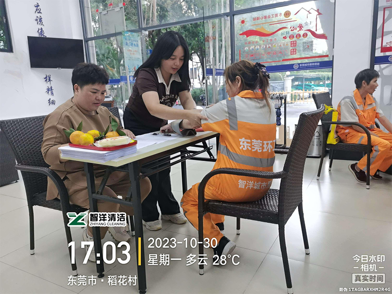 员工血压测量关爱活动...